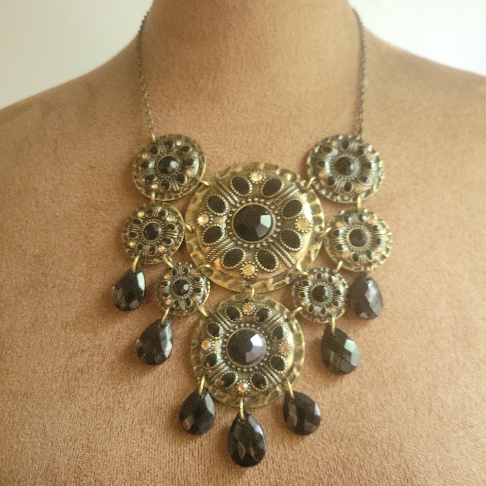 Avon NRT Burnished Gold Black Stone Medallion Bib Necklace 18-21 In Goblincore